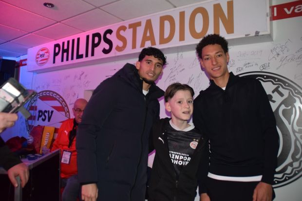 Ricardo Pepi en Fabian Meri�n in het Supportershome 